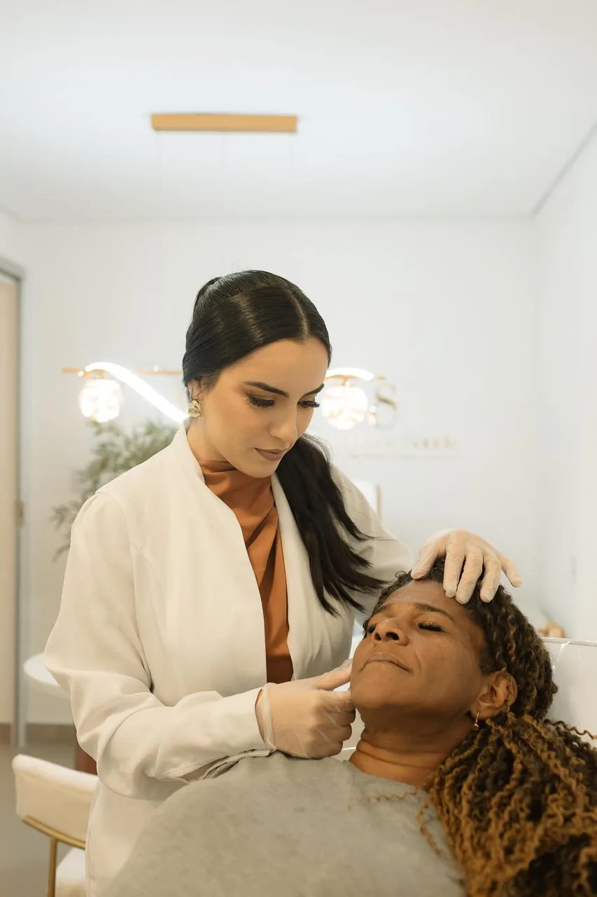 Dra. Shirley avaliando o rosto de uma paciente