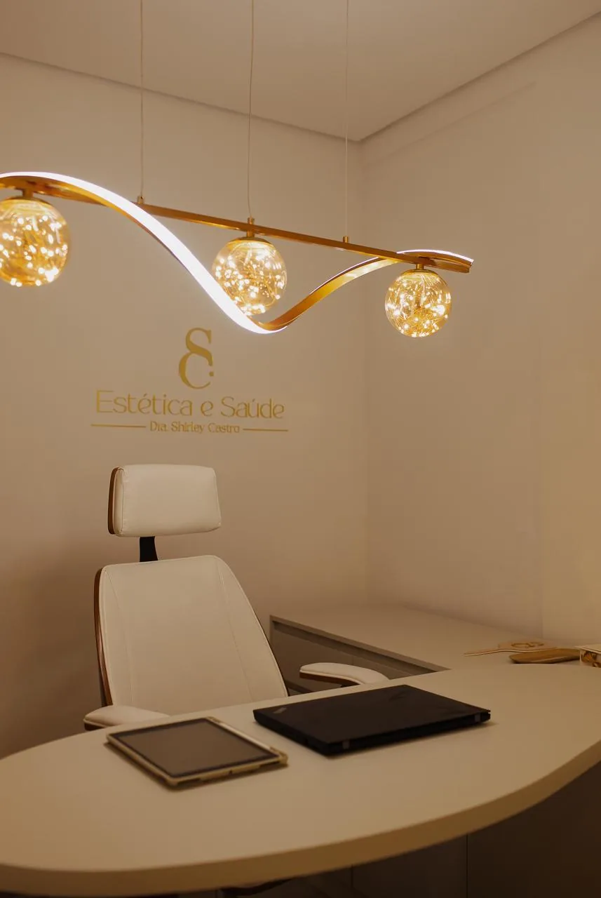 Sala de avaliação com a luminária dourada e o monograma SC