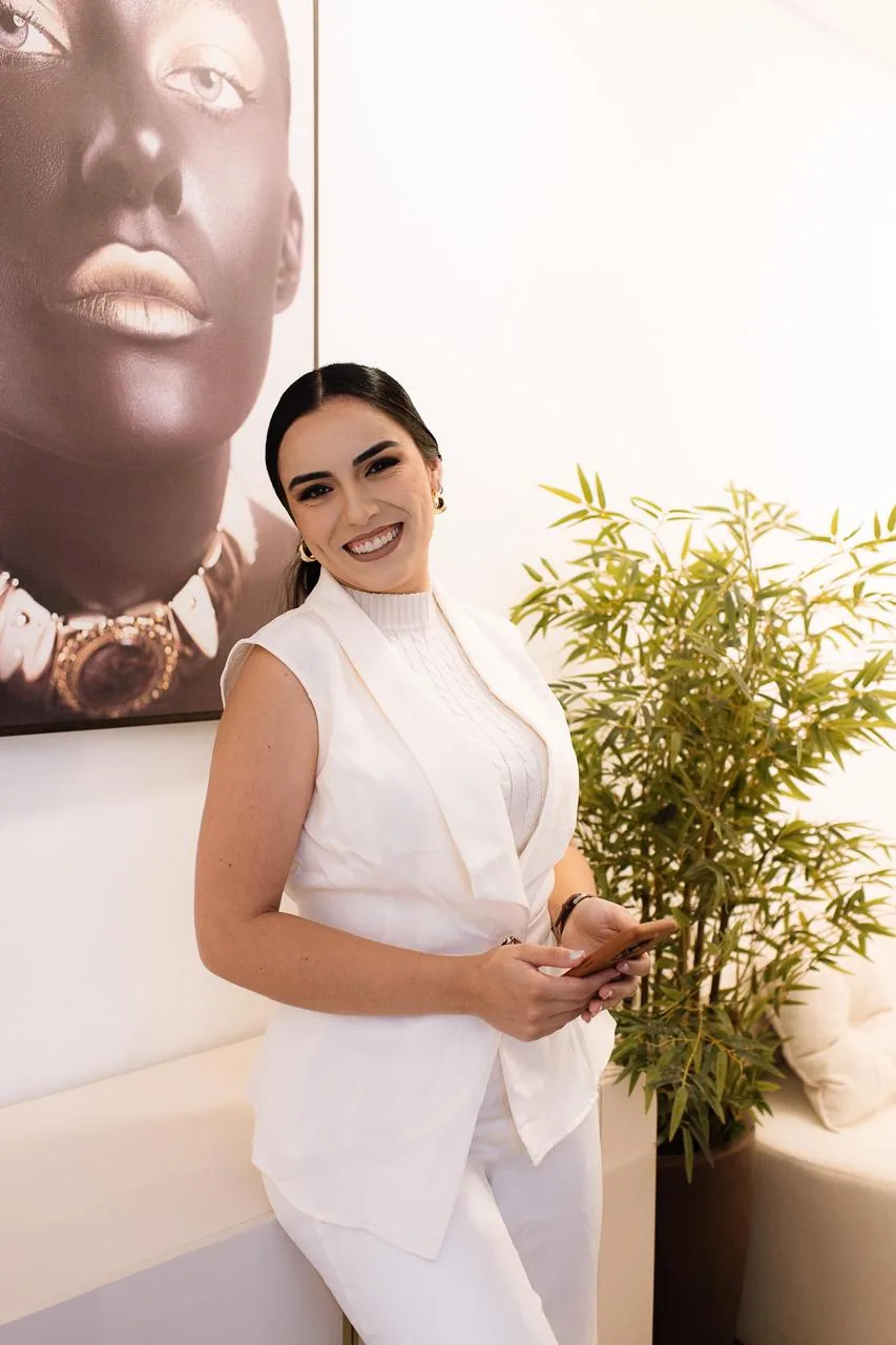 Dra. Shirley Castro sorrindo, de conjunto branco
